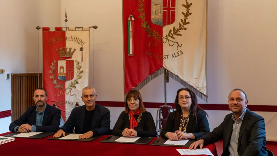 Firma accordo sul lavoro