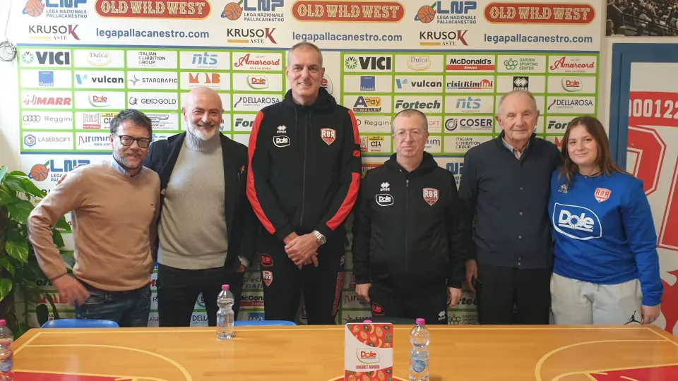 Foto al termine dell'incontro con la stampa