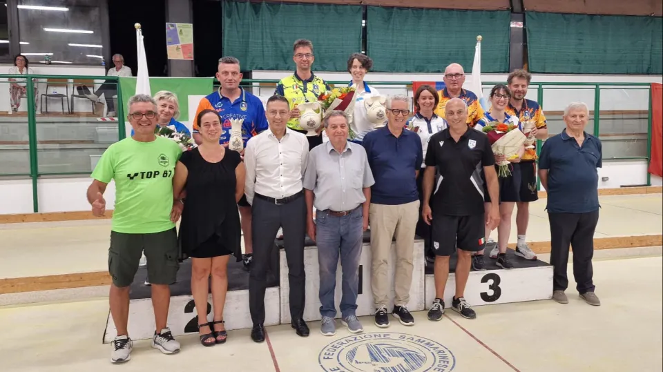 Foto di gruppo ai piedi del podio