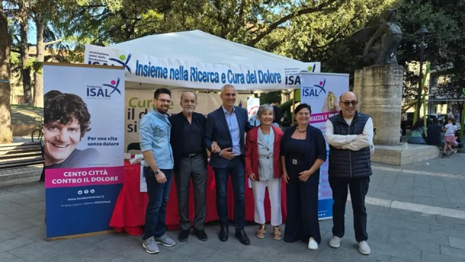 foto di gruppo al gazebo della Fondazione Isal