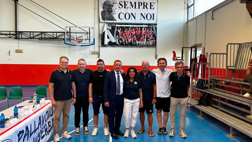 Foto di gruppo al termine della conferenza stampa