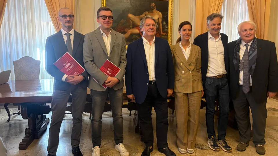 Foto di gruppo al termine della presentazione