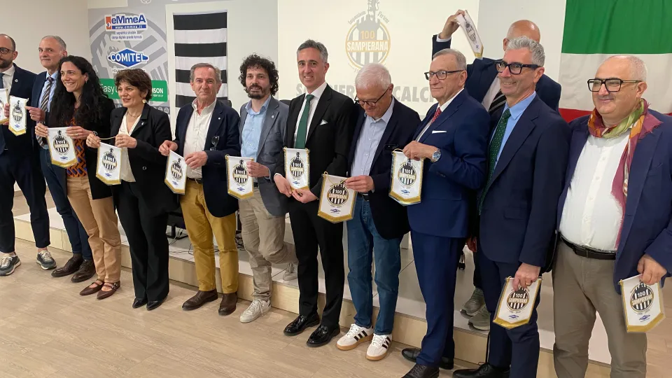 Foto di gruppo al termine dell'incontro