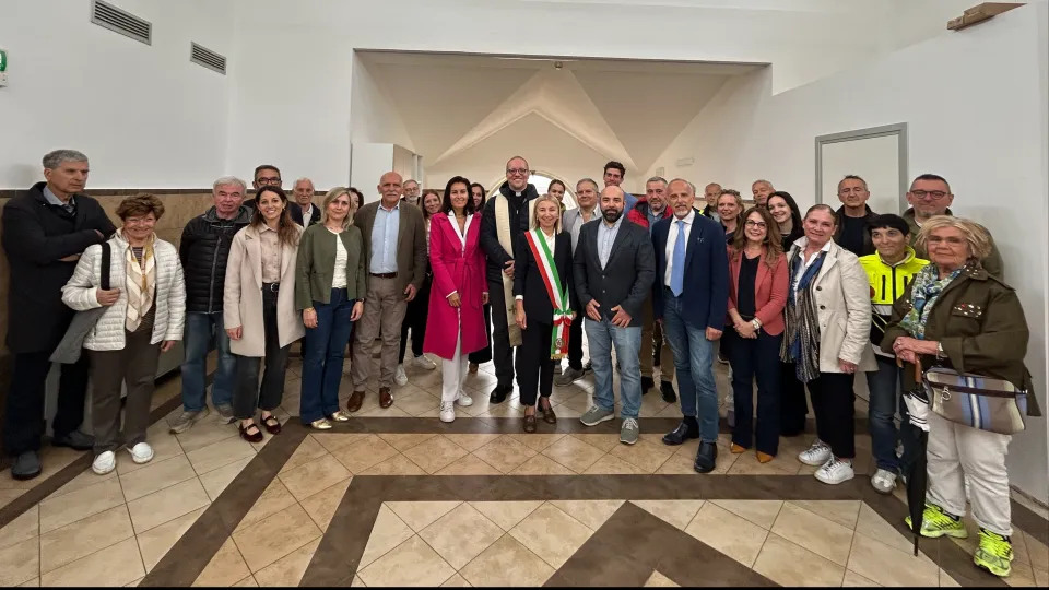 foto di gruppo all'inaugurazione degli appartamenti a Cattolica
