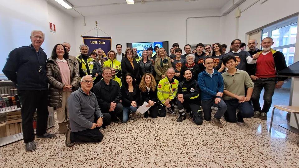 Foto di gruppo con gli studenti e i rappresentanti delle Associazioni di Volontariato