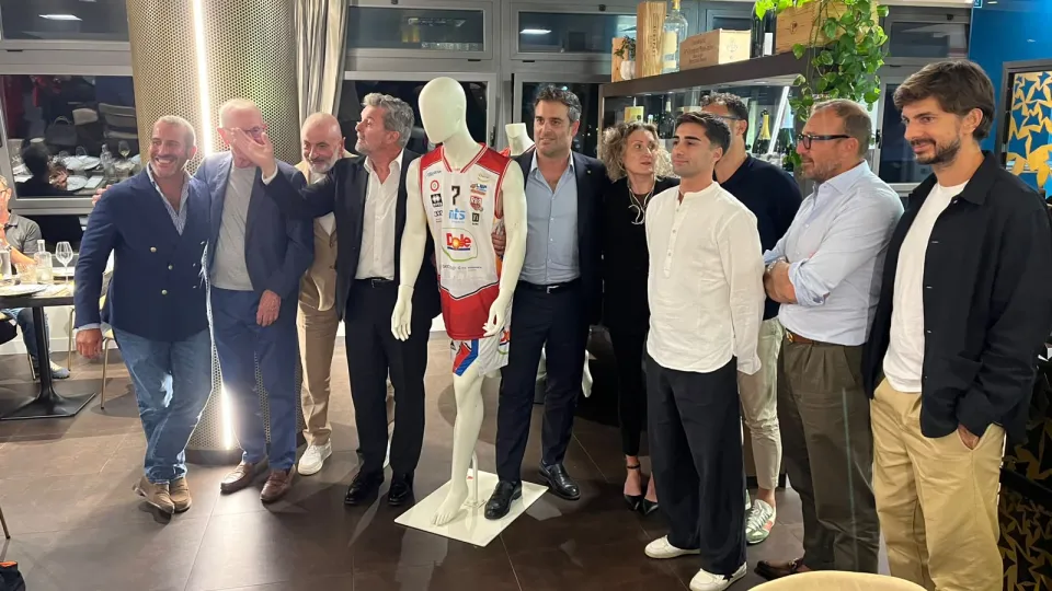 foto di gruppo con la nuova canotta di RBR