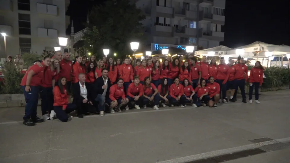 Foto di gruppo con tutte le ragazze al termine della presentazione