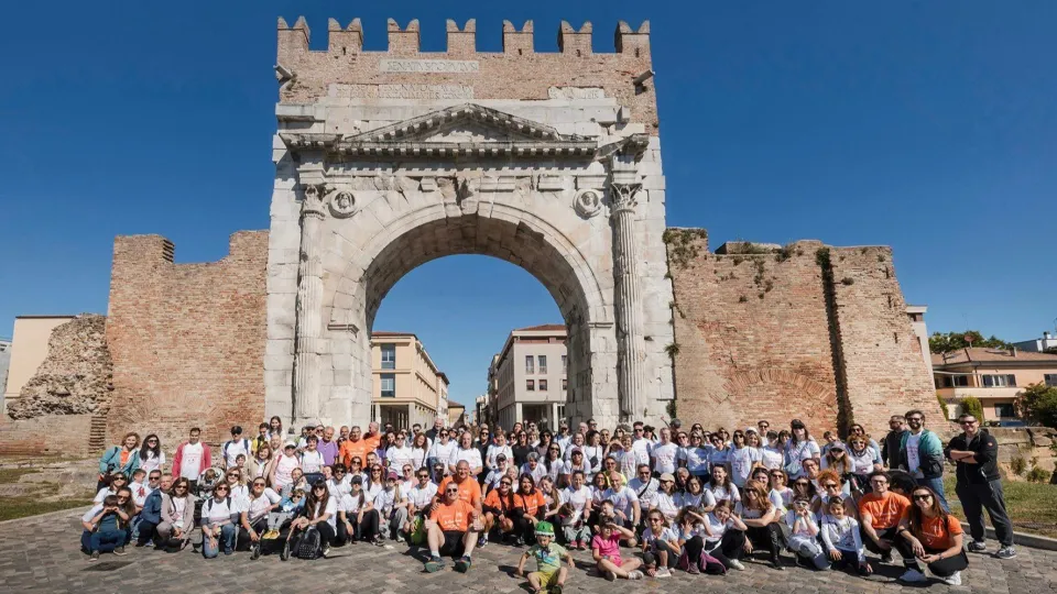 Foto di gruppo davanti all'Arco d'Augusto