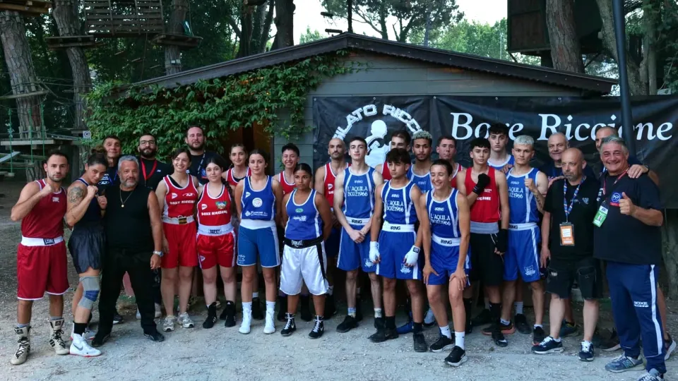 Foto di gruppo dei pugili impegnati nella riunione