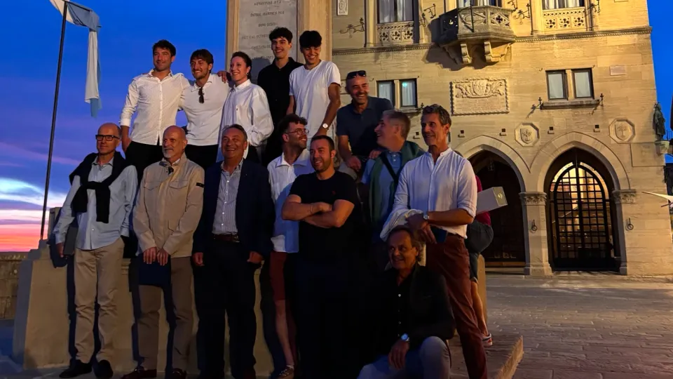 Foto di gruppo in Piazza della Libertà