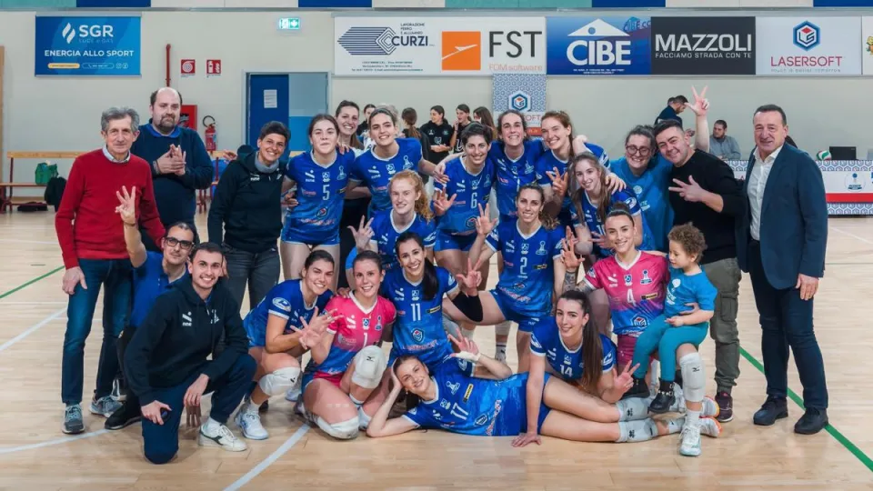 Foto di squadra al termine della partita