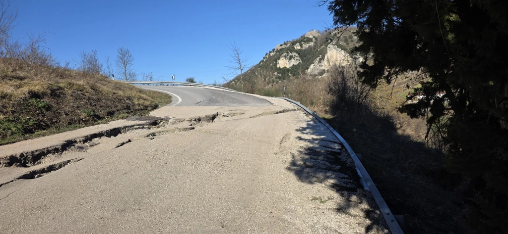 la frana sulla strada provinciale 86 a Sassofeltrio