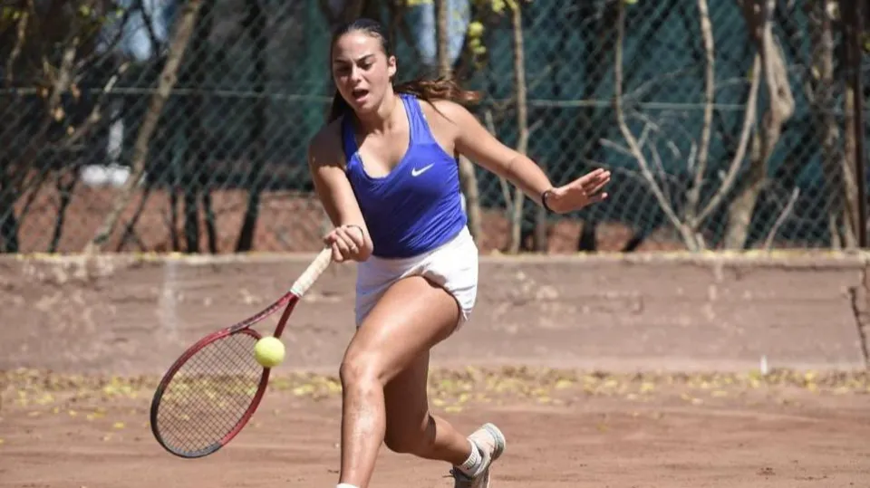 Francesca Sparnacci colpisce di dritto
