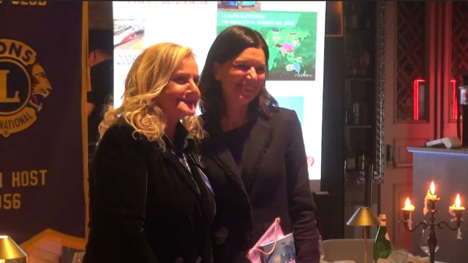 Francesca Spigarelli (a destra) insieme alla presidente del Lions Club Rimini Host, Biancamaria Toccagni