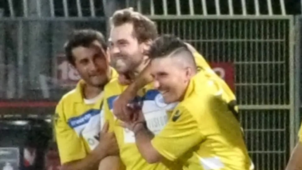 Giacomo Arlotti festeggiato dai compagni dopo il gol al 