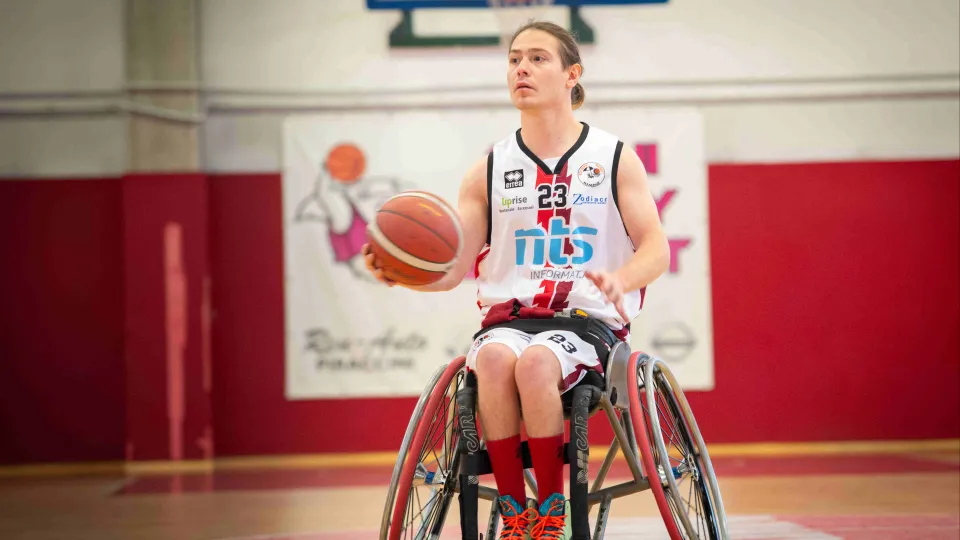 Giacomo Forcione in canotta NTS Informatica Basket Rimini