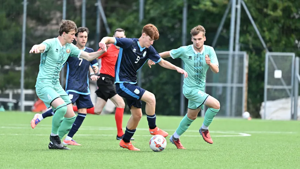 Giacomo Grandoni (San Marino, al centro) in azione contro la Bielorussia (©FSGC)