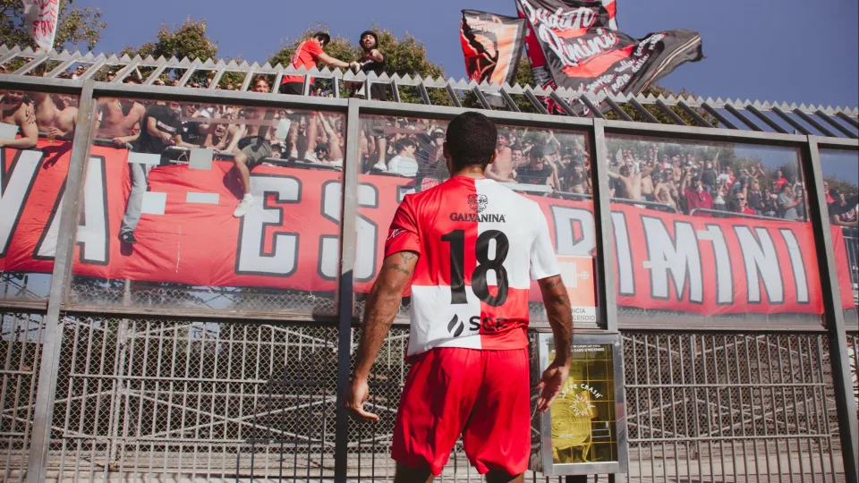Gianluca Maggioli e i tifosi della Curva Est (Foto ©Rimini Calcio)