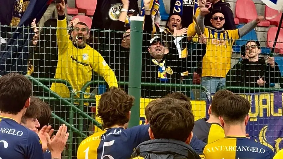 Giocatori e tifosi gialloblù festeggiano la vittoria a Comacchio