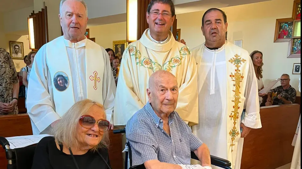 Giorgio e Carla insieme al Vescovo, don Marzio e don Mirco