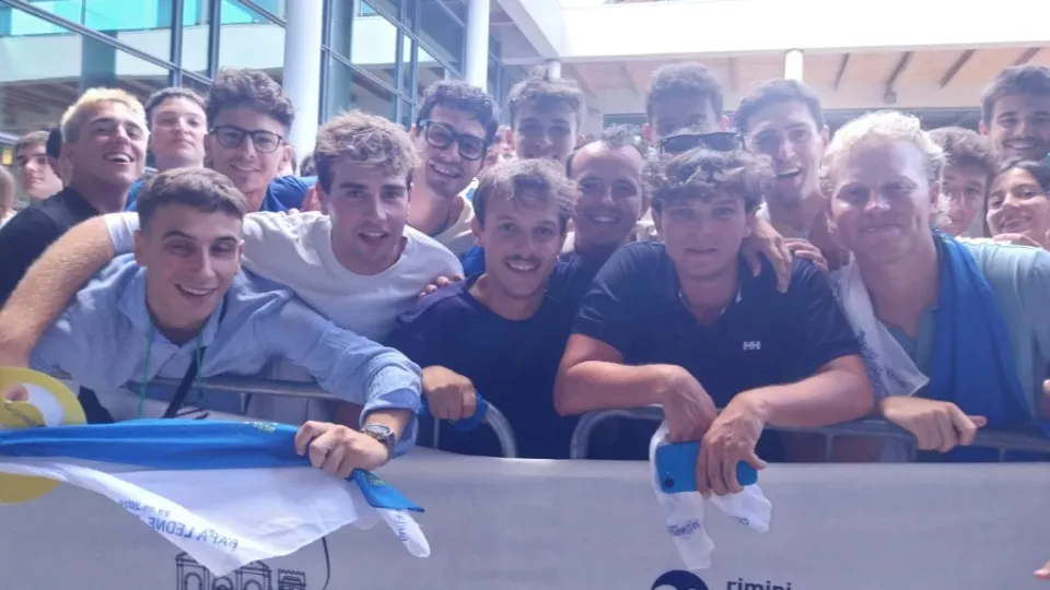 giovani universitari da tutta Italia in attesa del Papa al Meeting