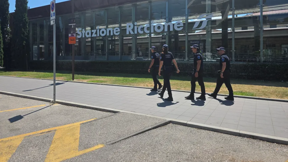 Gli agenti della Polizia Locale in stazione a Riccione