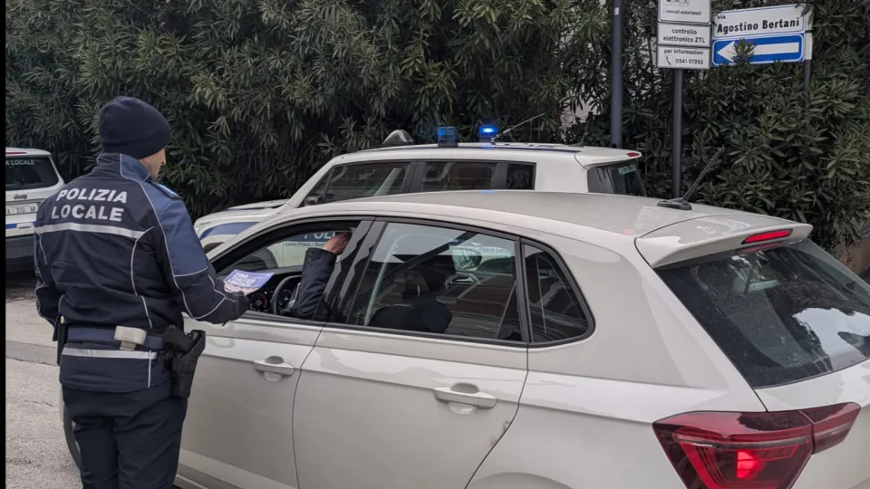 gli agenti distribuiscono i volantini