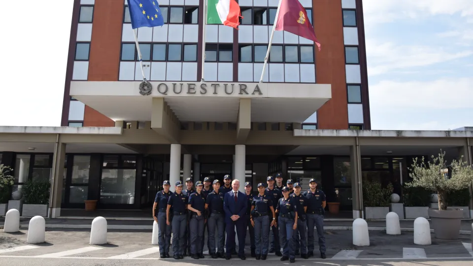 gli allievi agenti davanti alla Questura