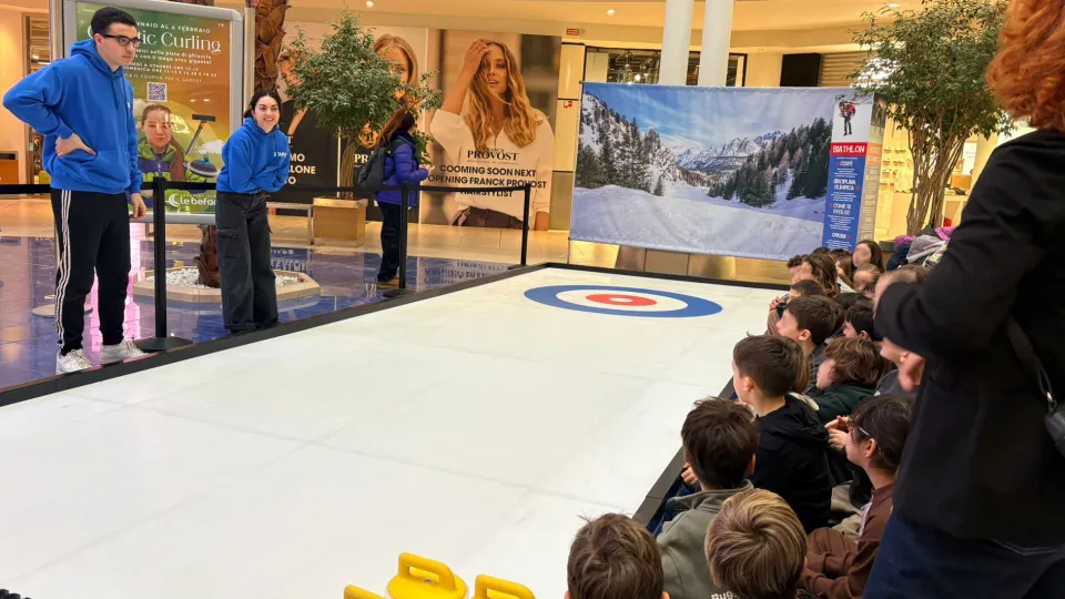 Gli alunni e la pista di curling delle Befane