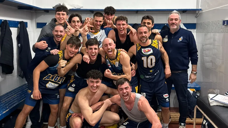 Gli Angels festeggiano la vittoria nello spogliatoio