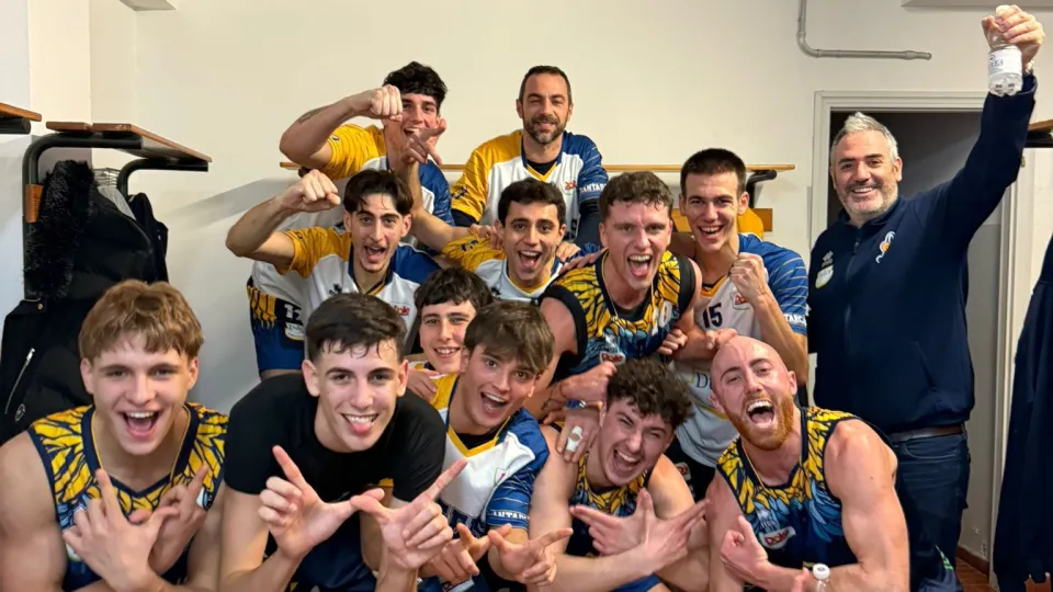 Gli Angels festeggiano la vittoria nello spogliatoio