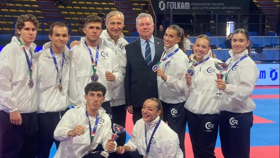 Gli atleti del Libertas Centro Karate Riccione con il presidente regionale sezione Karate, Daniele Lamberti