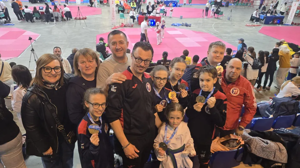 Gli atleti del Taekwondo Olimpic Cattolica e Riccione con le medaglie