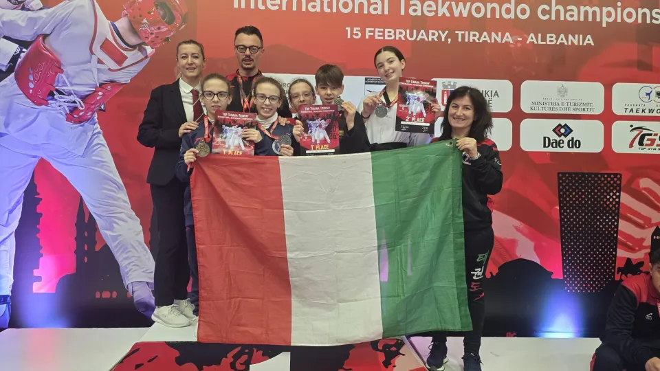 Gli atleti del Taekwondo Olimpic Cattolica e Riccione insieme al maestro Davide Berti