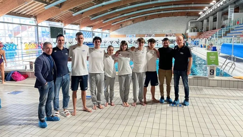 Gli atleti di Polisportiva Riccione con il presidente Nitti, il direttore tecnico Benedetti, l’allenatore Parmigiani e l’assessore Imola