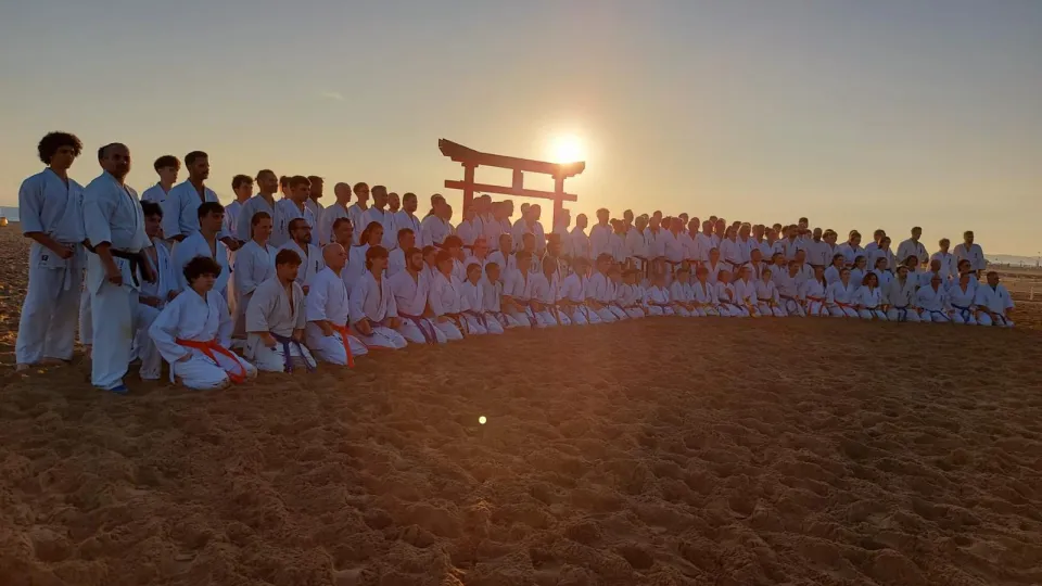 gli atleti in spiaggia all'alba