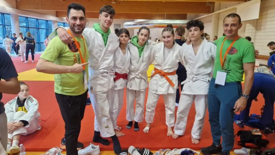 Gli atleti riccionesi con lo staff tecnico