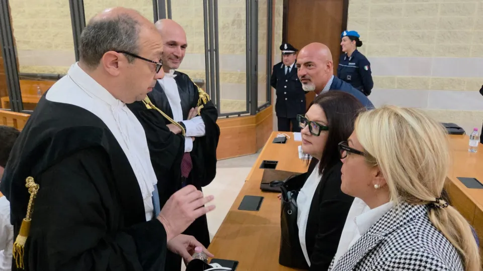 Gli avvocati Fabbri e Guidi a colloquio con Valeria Bartolucci (foto Migliorini)
