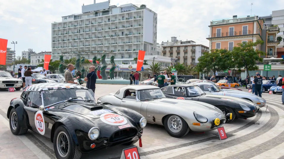 Gli equipaggi della "Modena 100 ore"