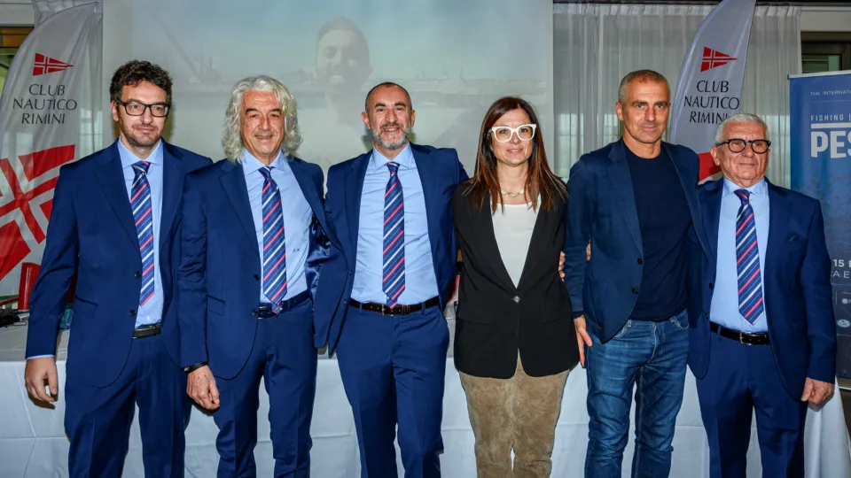 Gli organizzatori insieme all'assessora regionale Roberta Frisoni e al sindaco Jamil Sadegholvaad