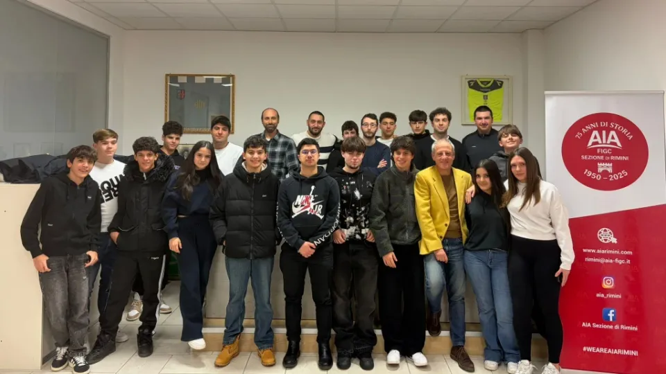 I 18 nuovi arbitri della sezione di Rimini insieme al presidente Marco Guitaldi