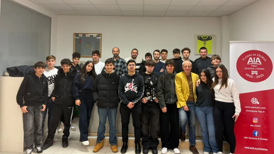 I 28 nuovi arbitri della sezione di Rimini insieme al presidente Marco Guitaldi