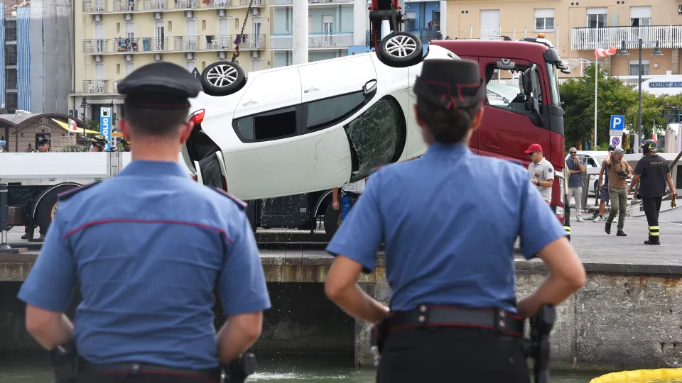 I carabinieri assistono al recupero della Golf (foto Migliorini)