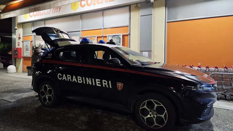 i carabinieri sul luogo della rapina (Adriapress)