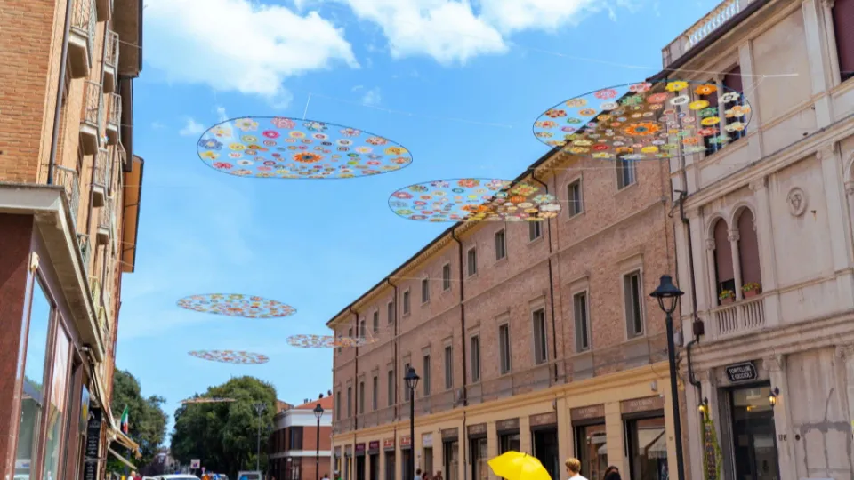 I centrini realizzati a mano su via IV Novembre