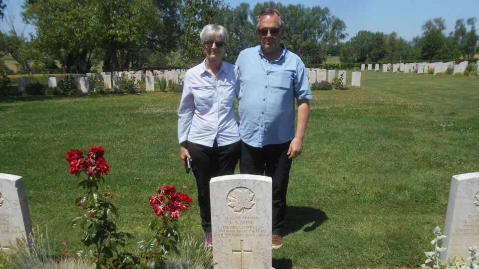 i coniugi Baker al Cimitero Militare di Coriano