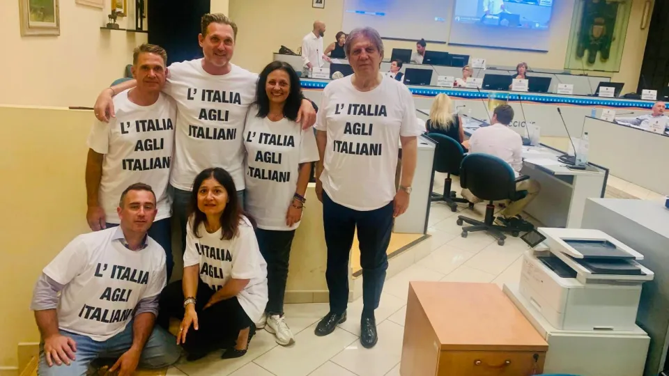 i consiglieri di minoranza con la maglietta