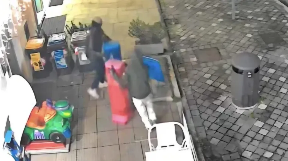 I due giovani, forse minori, ritratti dalle telecamere della tabaccheria