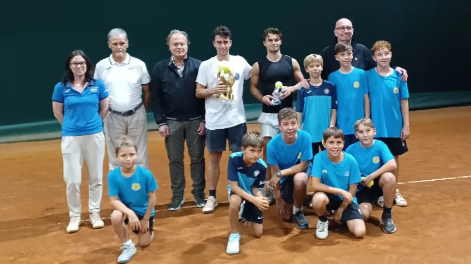 I finalisti con i giudici, il presidente Brighi ed i raccattapalle