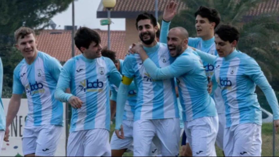 I giocatori del Misano festeggiano un gol